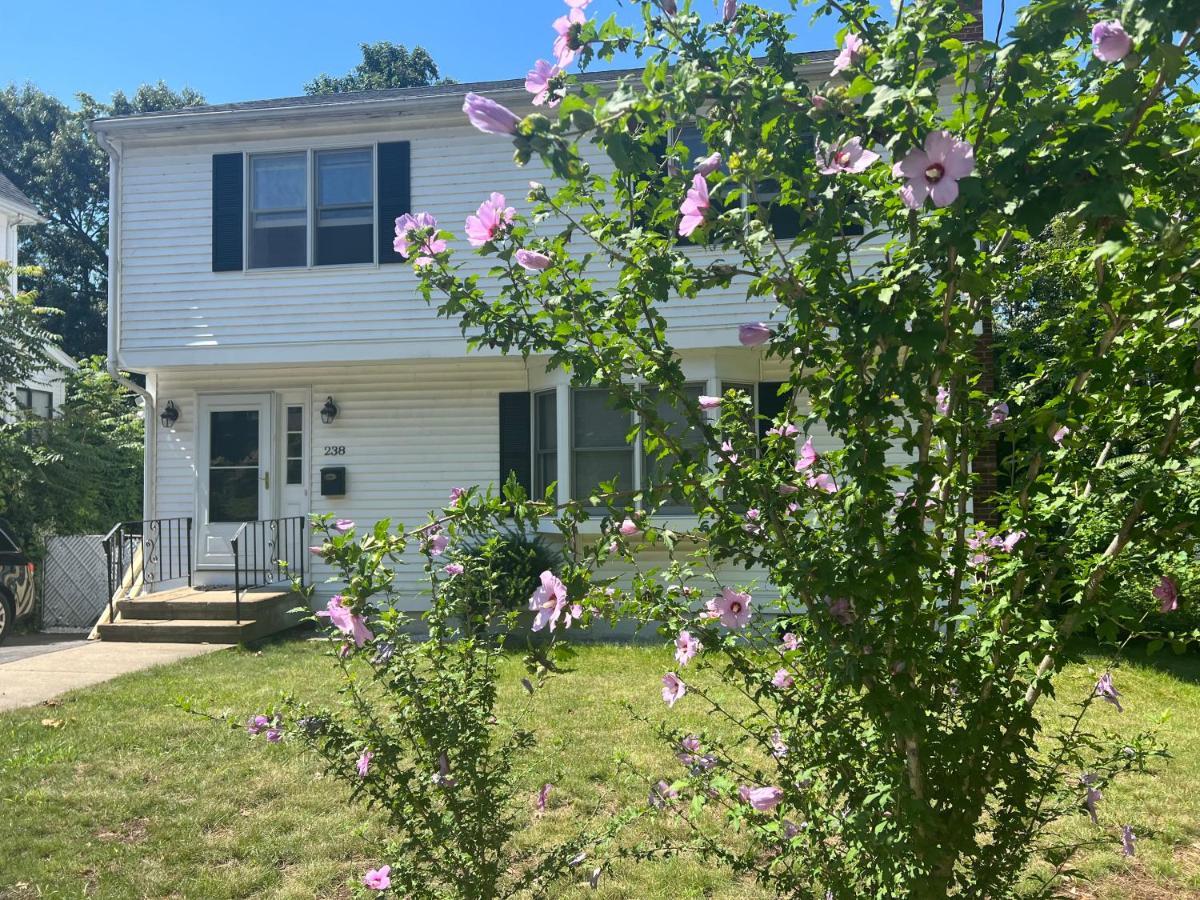 Room In Single Family House - Suburban Neighborhood In Boston Exteriör bild