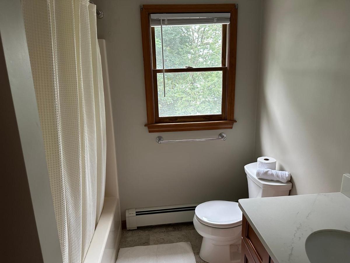 Room In Single Family House - Suburban Neighborhood In Boston Exteriör bild