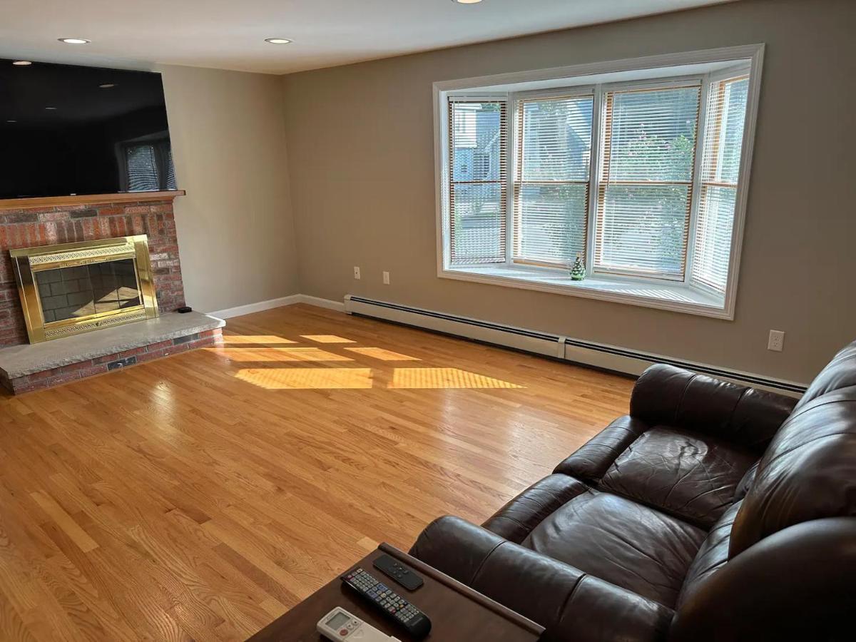 Room In Single Family House - Suburban Neighborhood In Boston Exteriör bild
