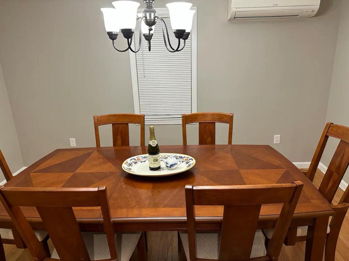 Room In Single Family House - Suburban Neighborhood In Boston Exteriör bild