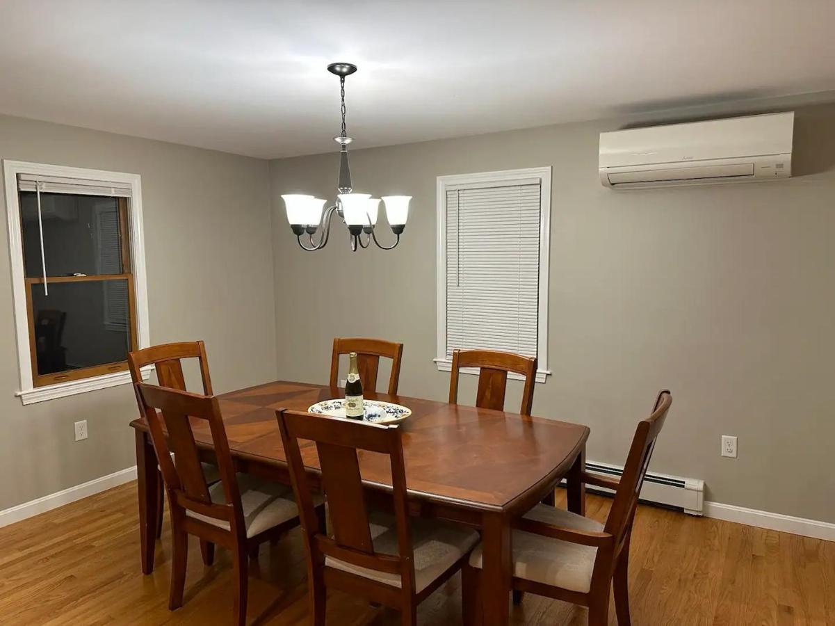 Room In Single Family House - Suburban Neighborhood In Boston Exteriör bild