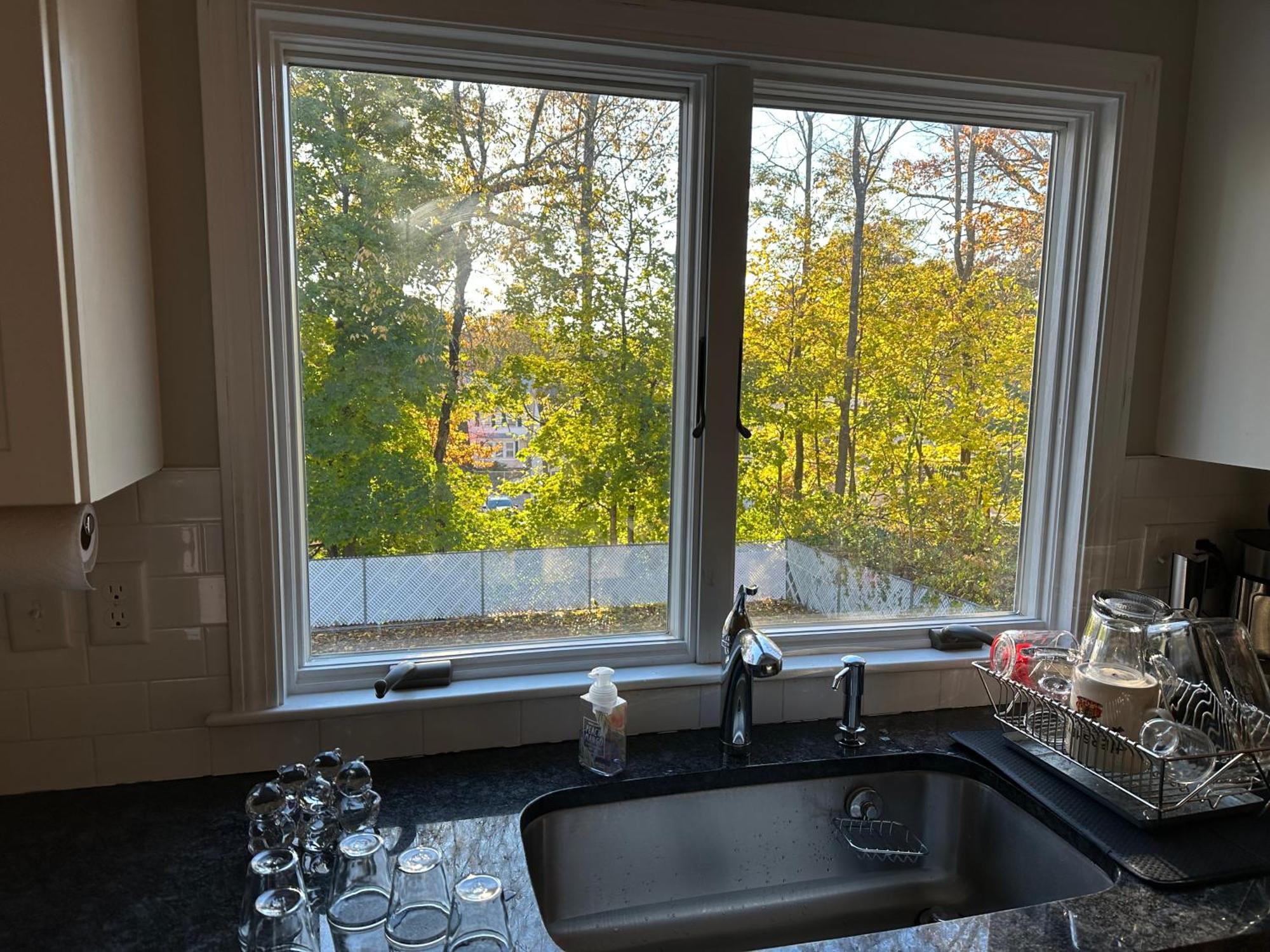 Room In Single Family House - Suburban Neighborhood In Boston Exteriör bild